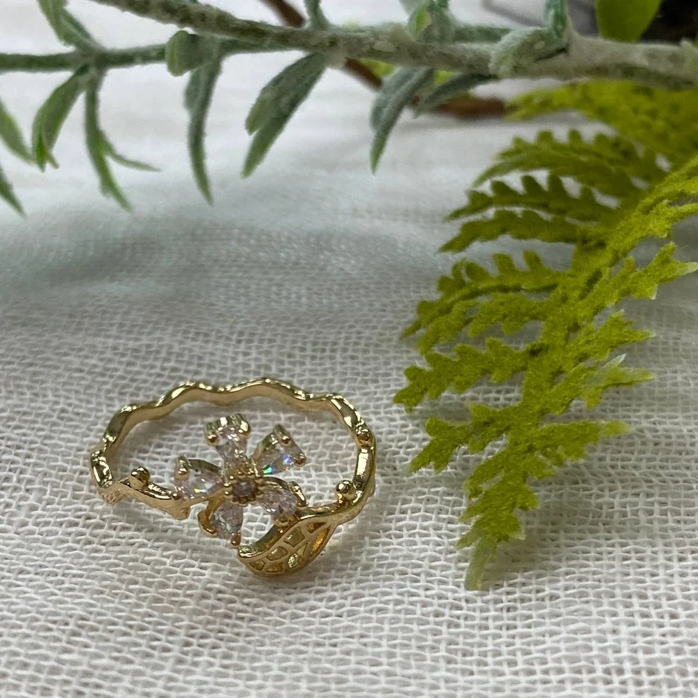 Flower Ring Adjustable One Size Womens Wrap Cuff Rhinestone Daisy Gold tone New - Picture 4 of 9